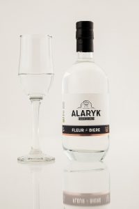 bouteille de fleur de bière Alaryk, un alcool blanc aux notes de fruits d’automne et de levain.